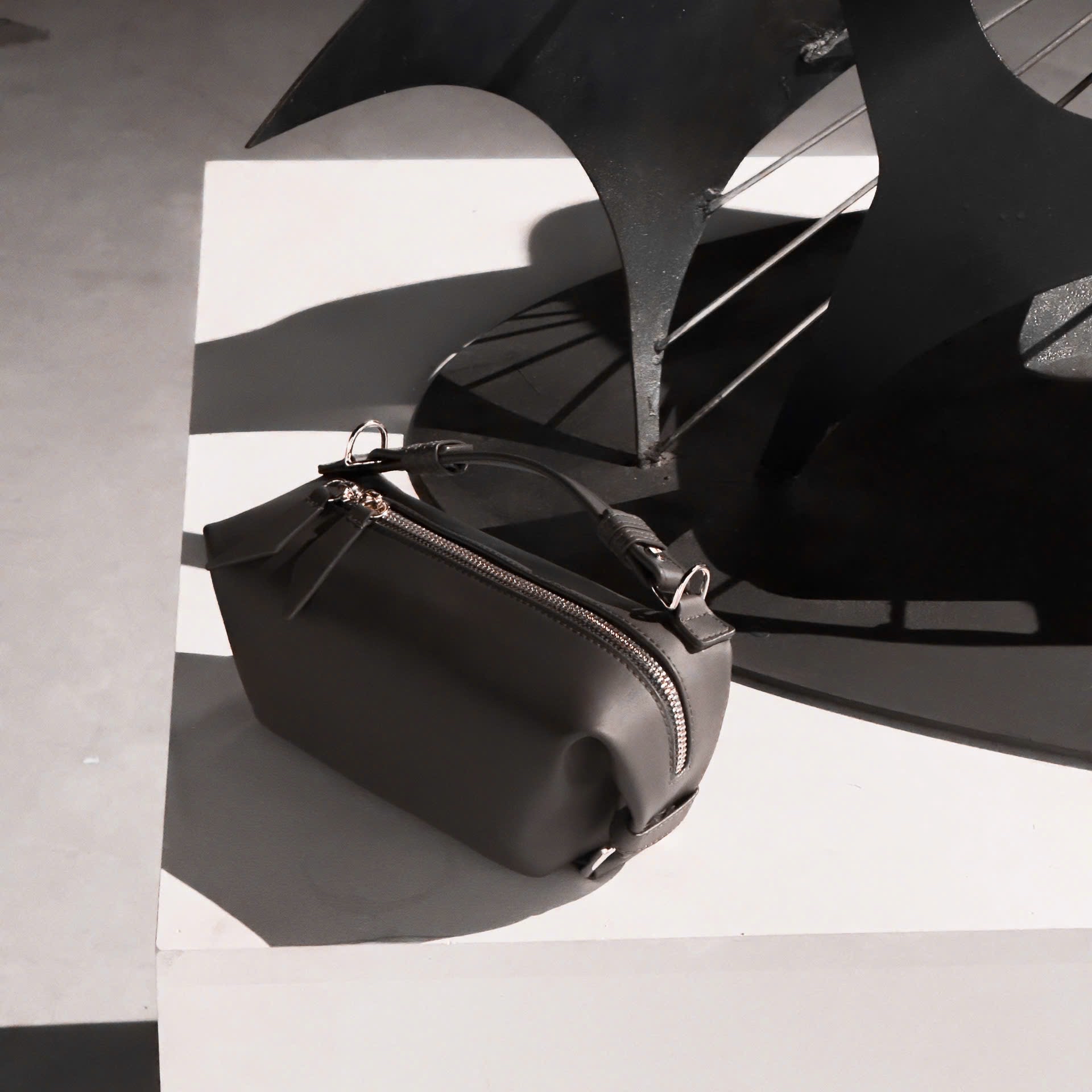 [L’FEMME] Jowe Bag - Charcoal grey / สายสะพายข้างสำหรับกระเป๋า Tulipe — 3