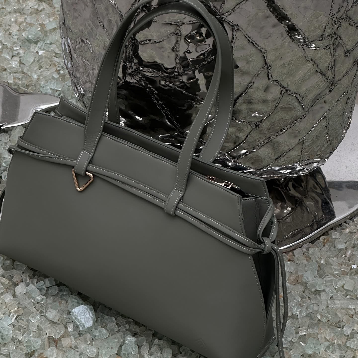 [L’FEMME] Knot Tote Bag — Light Grey / สีเทาอ่อน — 2