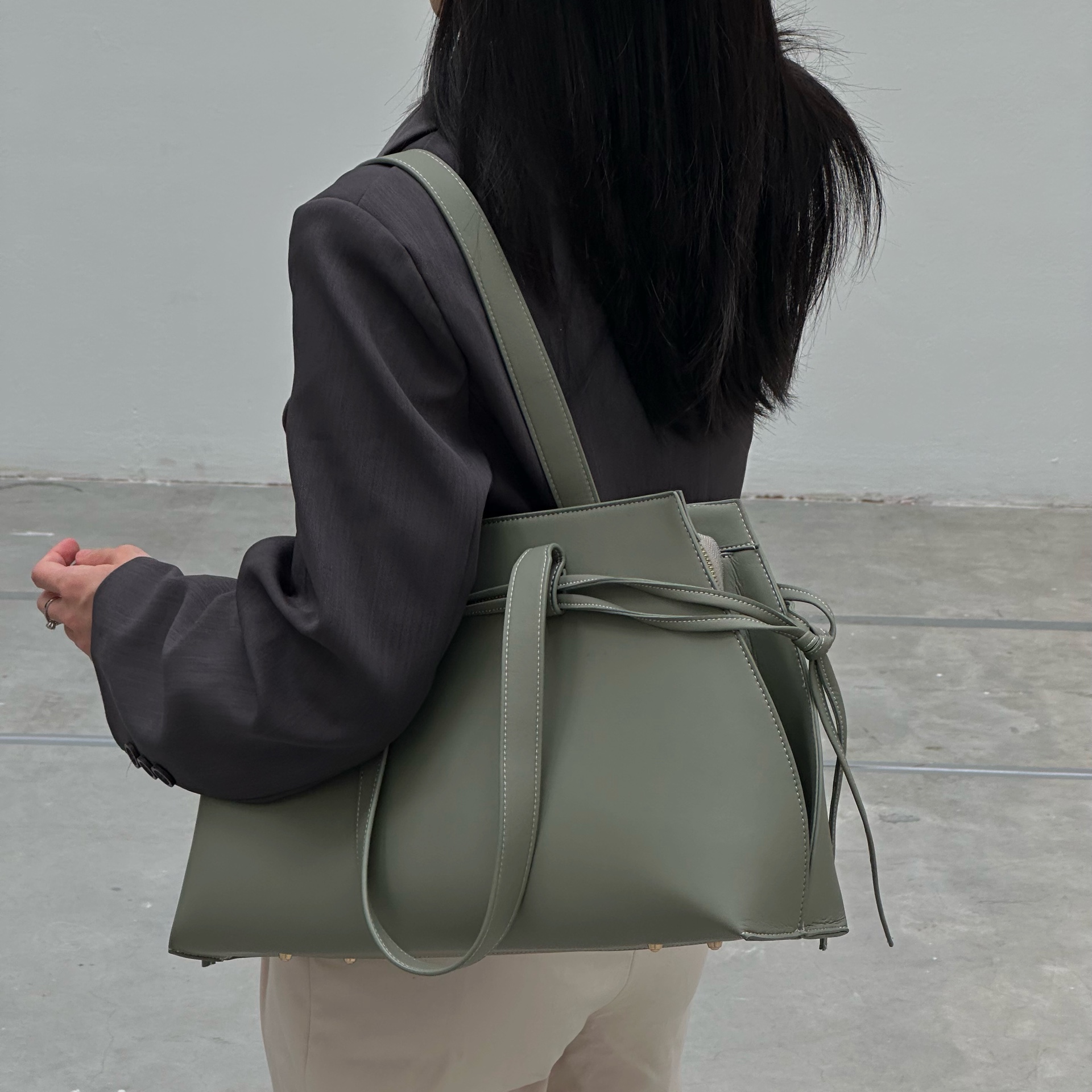 [L’FEMME] Knot Tote Bag — Light Grey / สีเทาอ่อน — 4