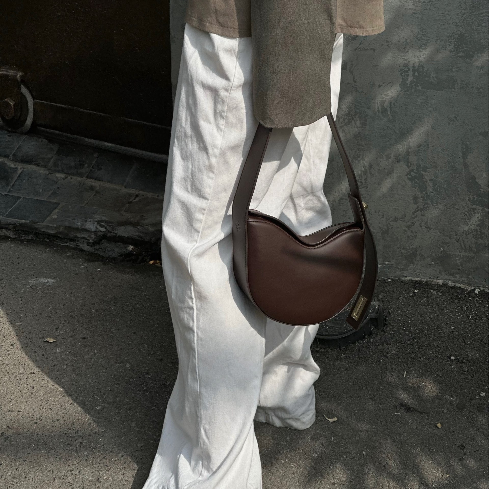 [L’FEMME] Tulipe Bag — Wine Brown / สีน้ำตาลไวน์ — 2
