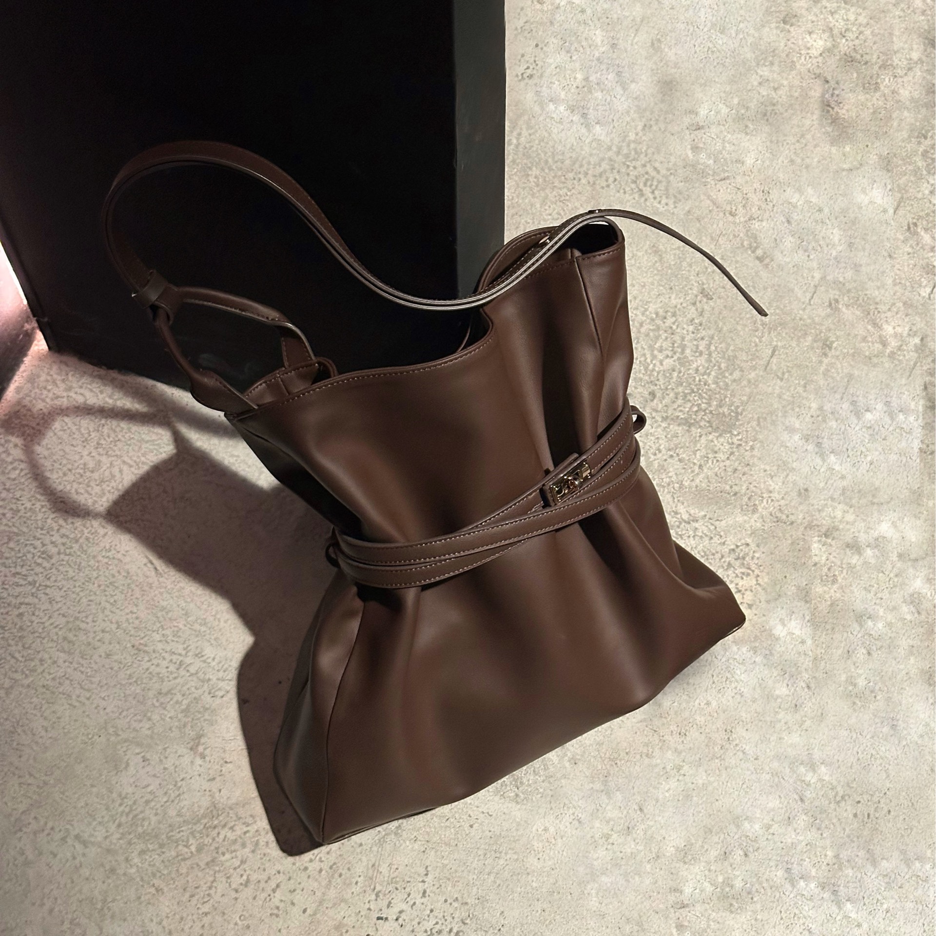 [L’FEMME] Beltote Bag — Chocolate Brown / สีน้ำตาลช็อกโกแลต