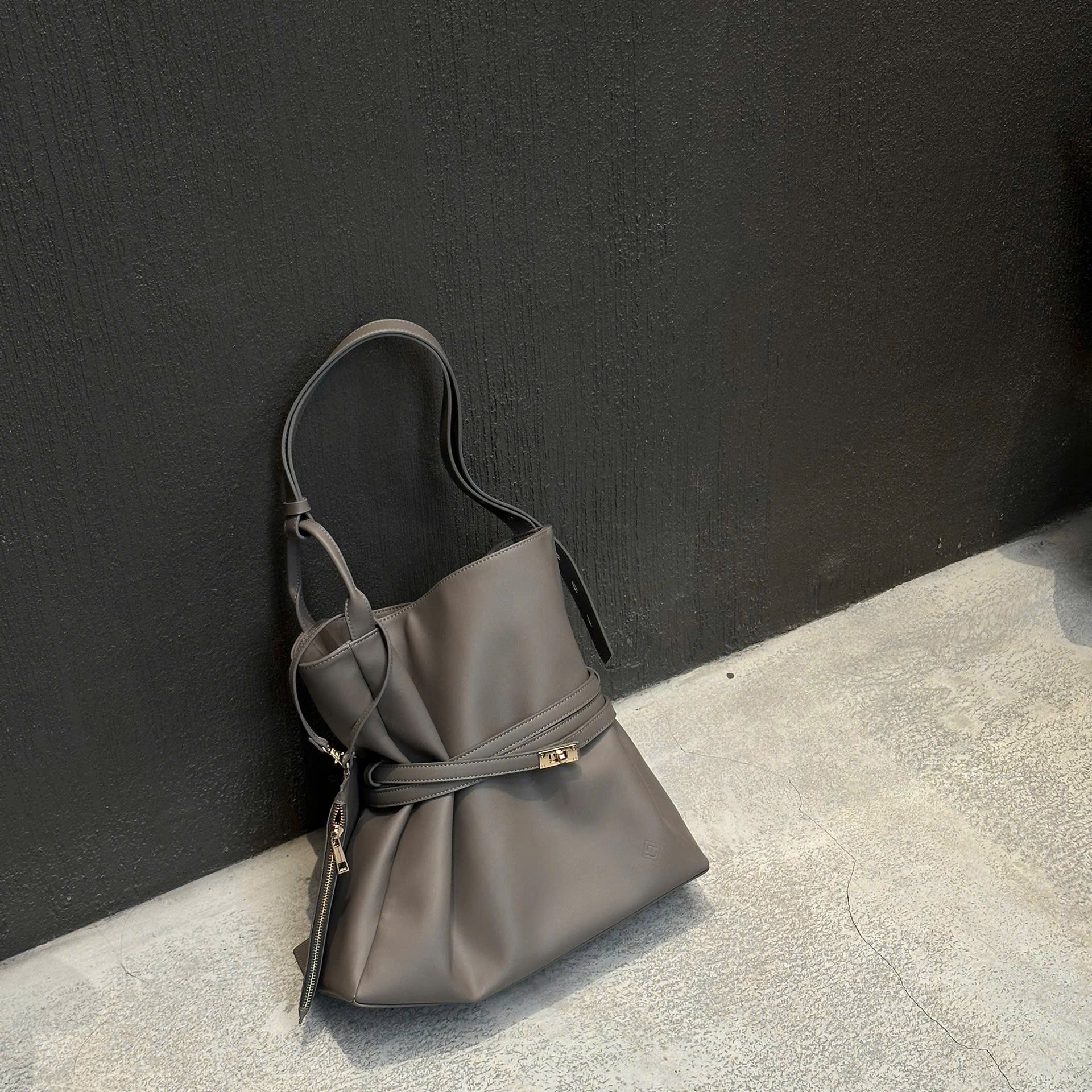 [L’FEMME] Beltote Bag — Light Grey / สีเทาอ่อน
