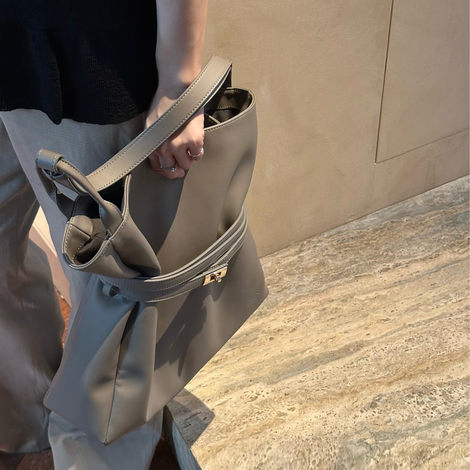 [L’FEMME] Beltote Bag — Light Grey / สีเทาอ่อน — 2