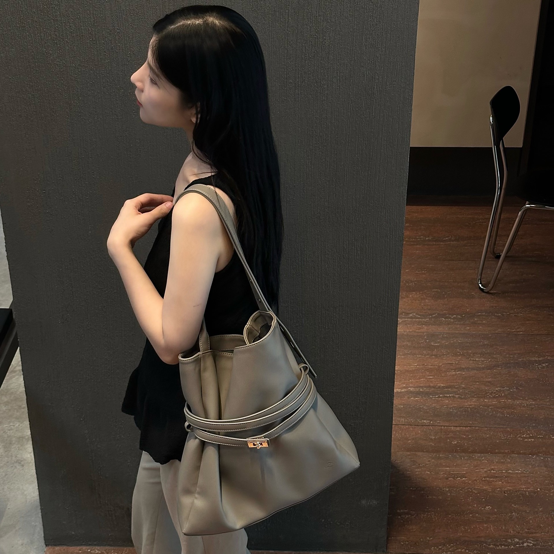 [L’FEMME] Beltote Bag — Light Grey / สีเทาอ่อน — 3