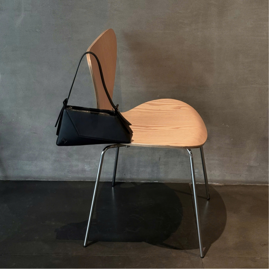 [L’FEMME] Clivé Bag — Black / สีดำ — 4