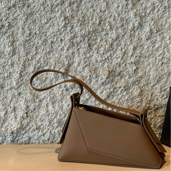 [L’FEMME] Clivé Bag — Chocolate Brown / สีน้ำตาลช็อกโกแลต — 2