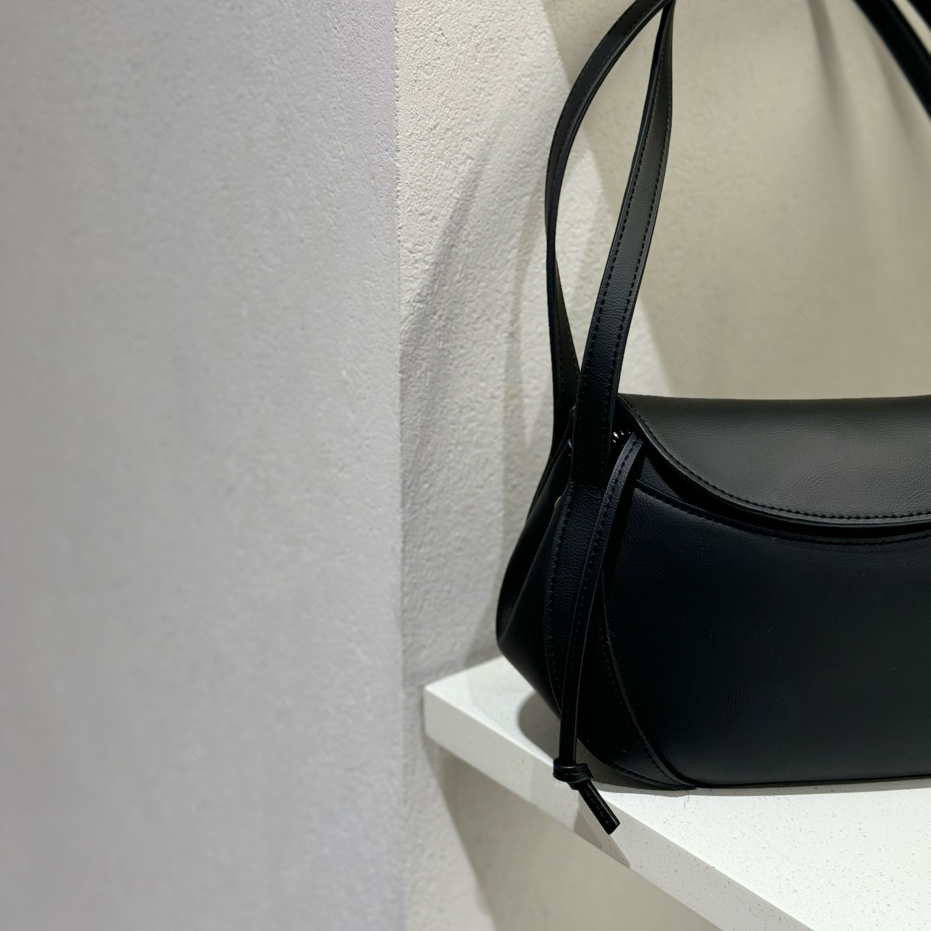 [L’FEMME] Notch Bag — Black / สีดำ — 3
