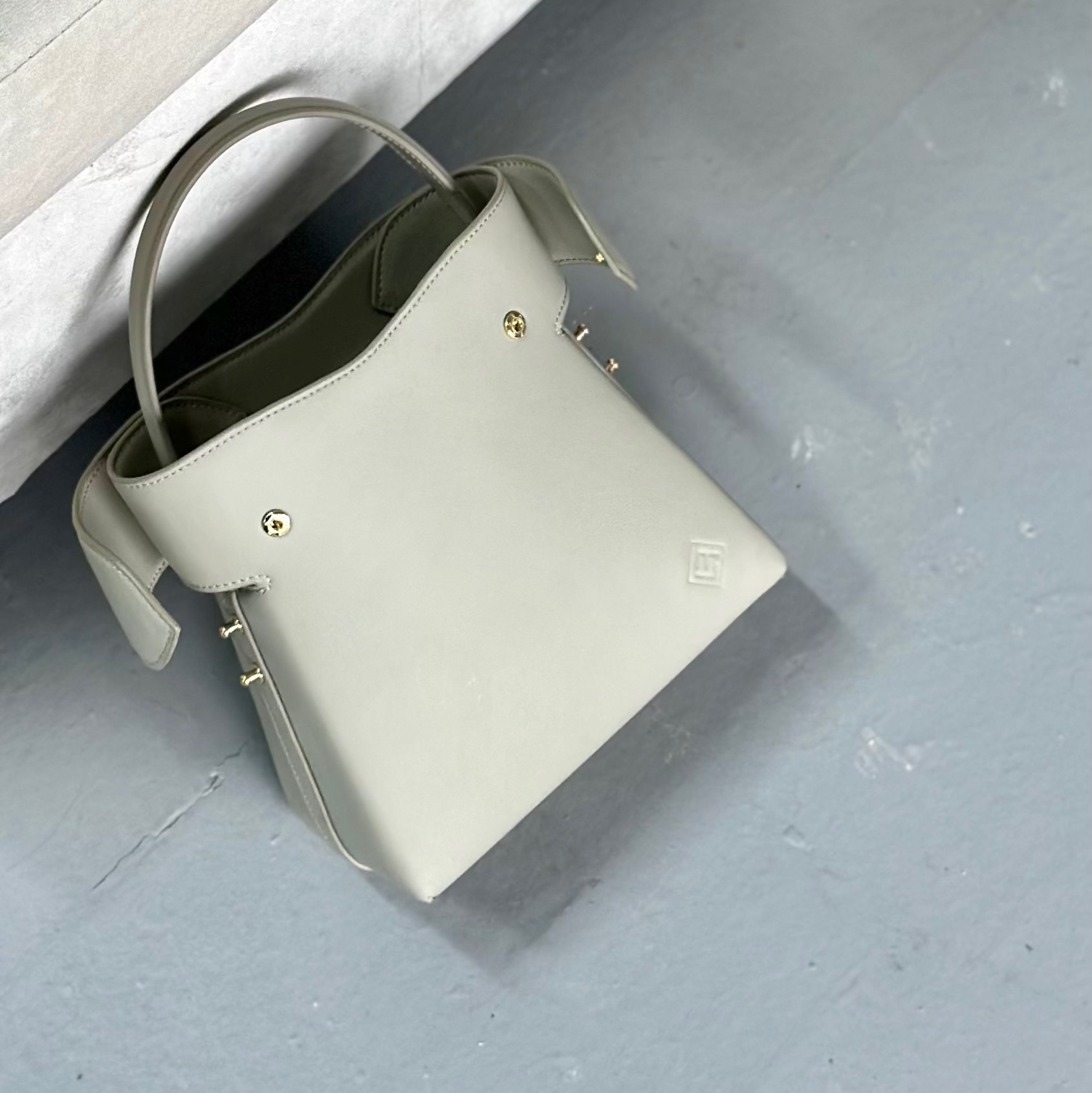 [L’FEMME] Ciin Bag — Tea Grey / สีเทาอมชา — 4