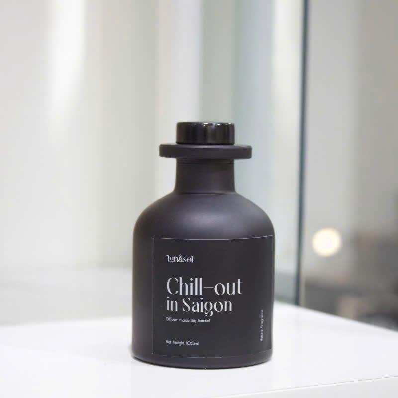 Lunasora ก้านไม้หอมปรับอากาศ ขวดแก้วสีดำ 100/150 มล. 5 กลิ่นแรงบันดาลใจจากเมือง — 2