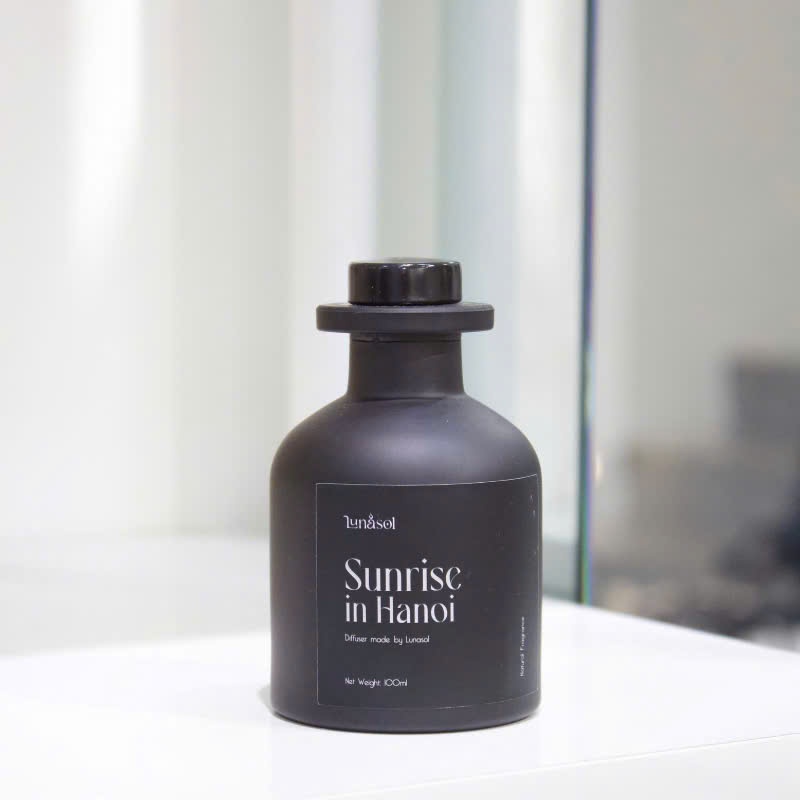 Lunasora ก้านไม้หอมปรับอากาศ ขวดแก้วสีดำ 100/150 มล. 5 กลิ่นแรงบันดาลใจจากเมือง — 3
