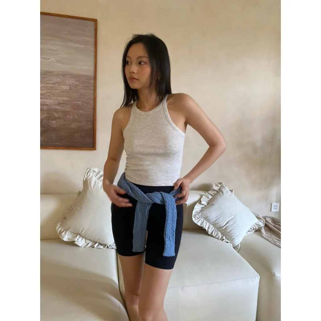 Lady Block เสื้อกล้ามคอกลม Vivian Top ผ้าร่องบางเบา ยืดสูง ทรงเข้ารูป สีพื้น — 2