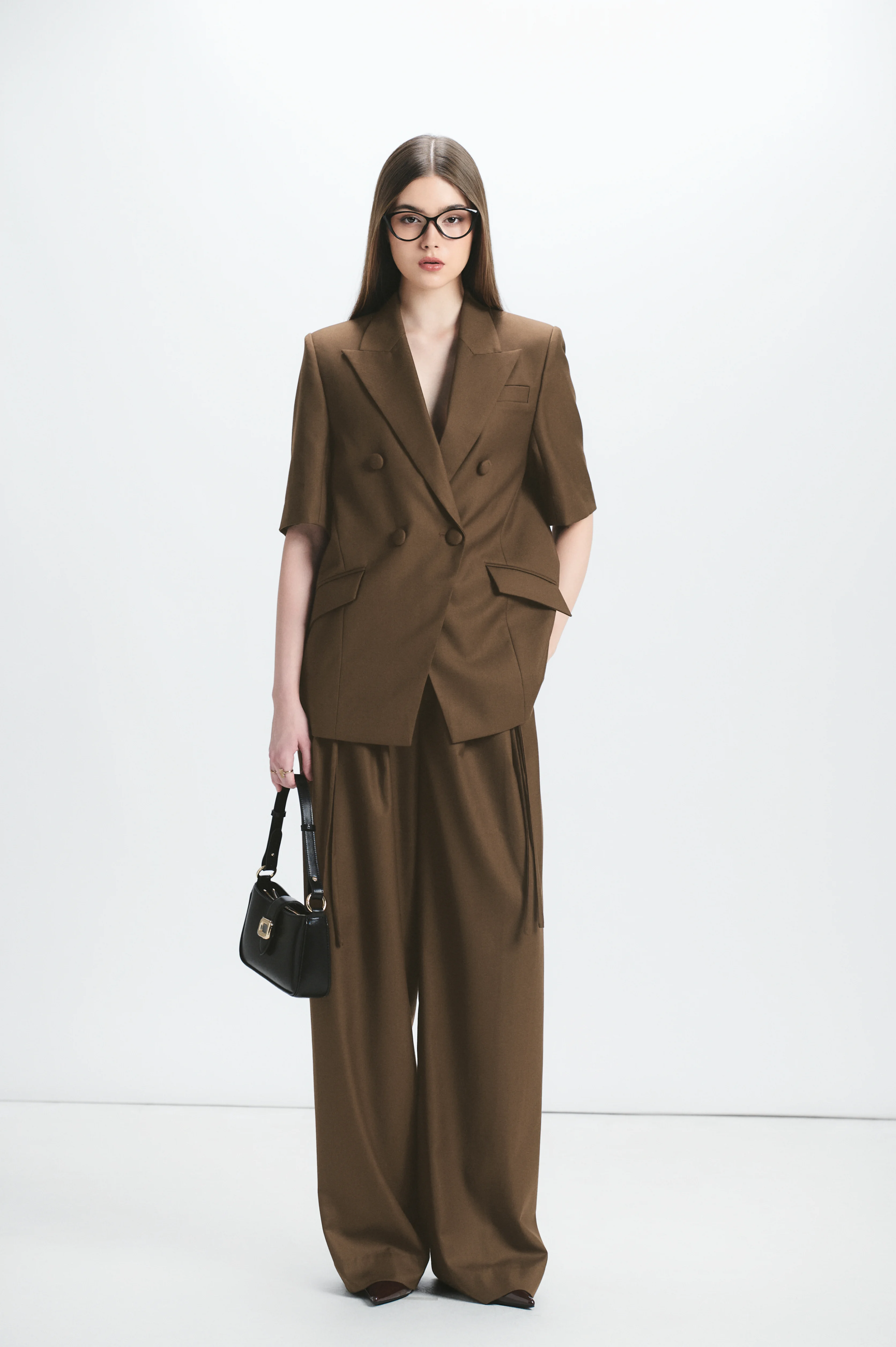 Vital Blazer — เบลเซอร์ผ่าเฉียงทรงโมเดิร์น สีช็อกโก