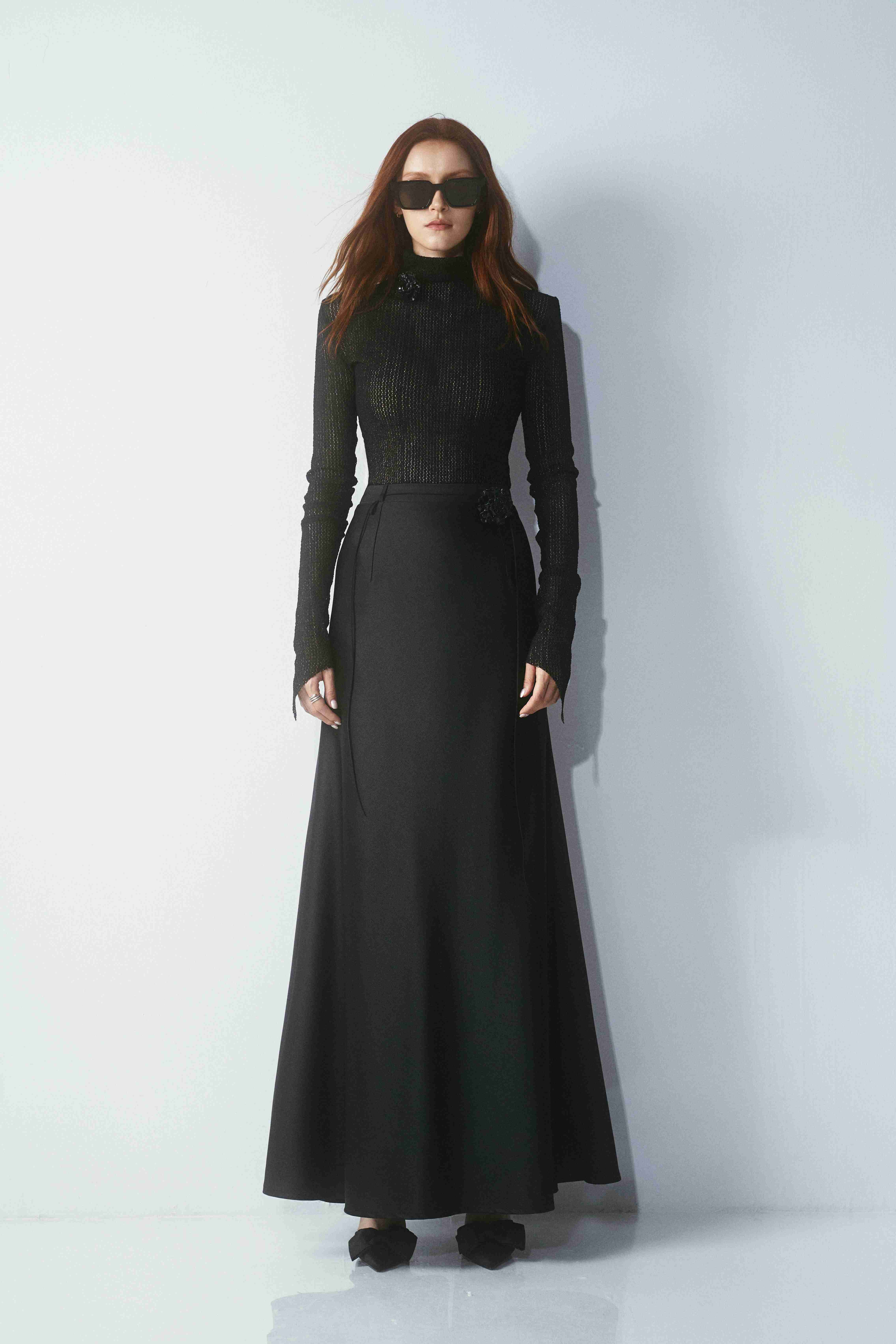 Caly Skirt — กระโปรงผ้าซาตินยาว ทรงหางปลา สีดำ