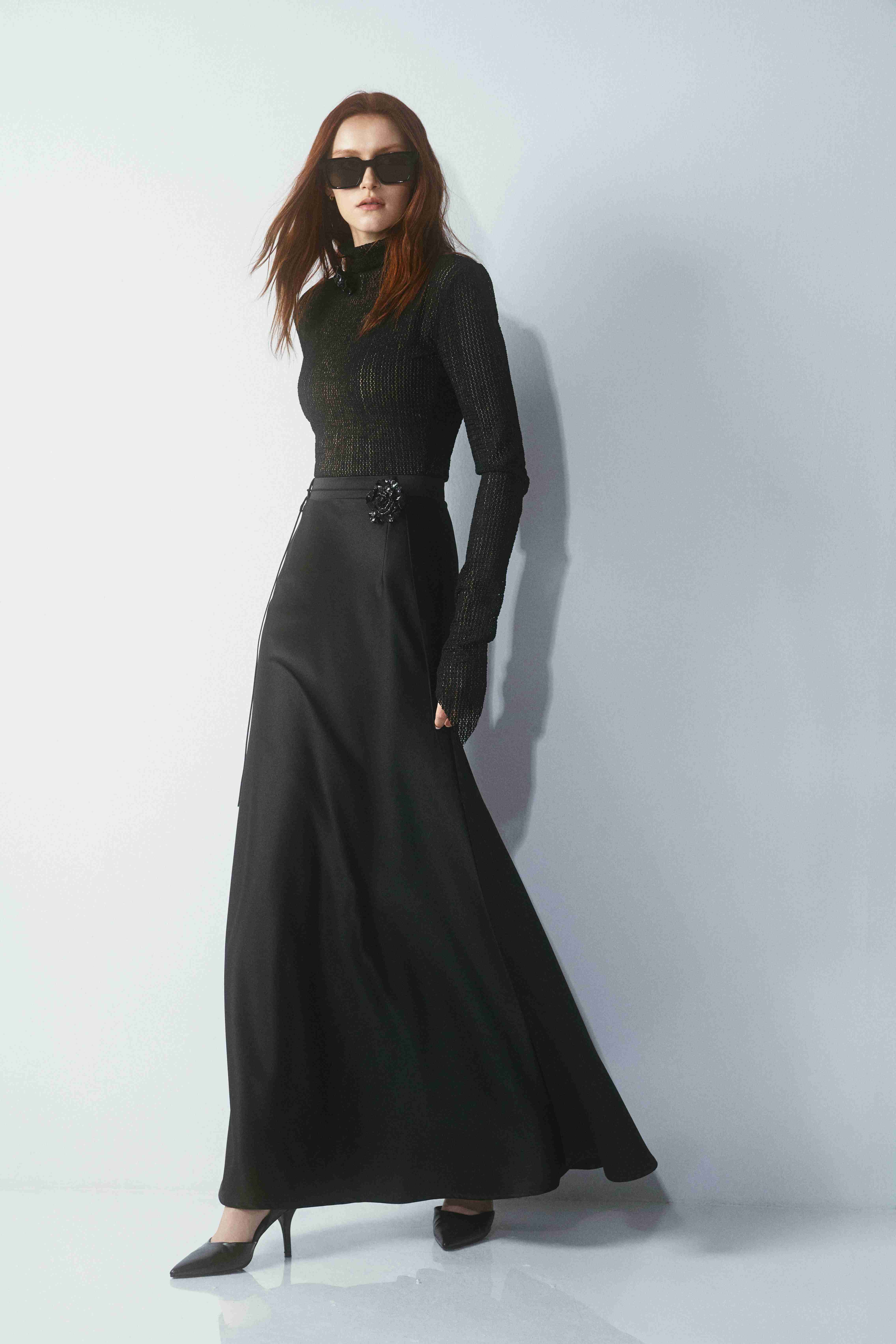 Caly Skirt — กระโปรงผ้าซาตินยาว ทรงหางปลา สีดำ — 2