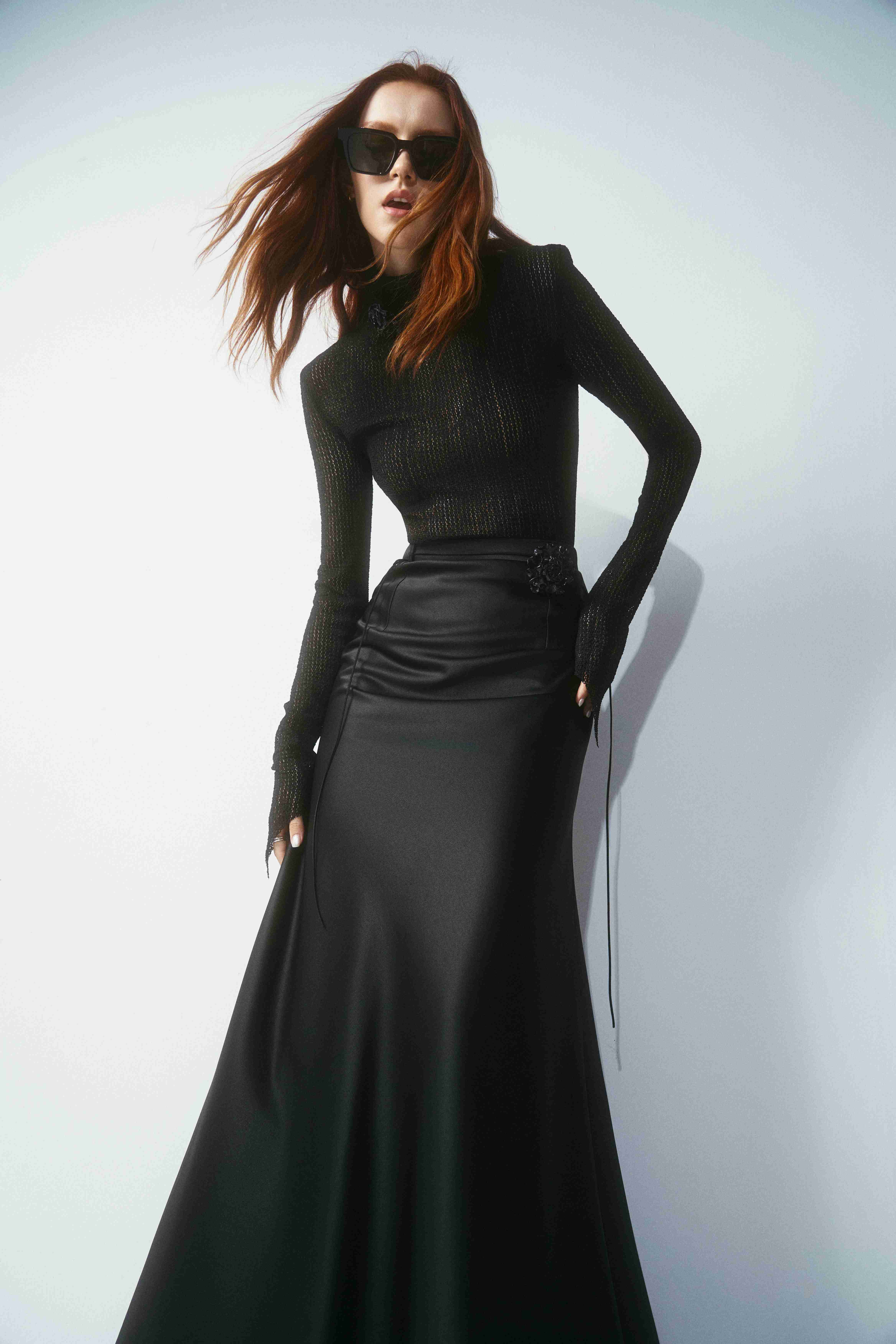 Caly Skirt — กระโปรงผ้าซาตินยาว ทรงหางปลา สีดำ — 4