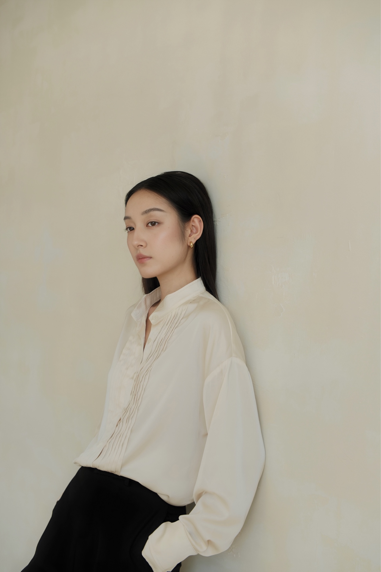 Pintucked Silk Shirt — เสื้อเชิ้ตผ้าไหมจับจีบพินทัค สีงาช้าง — 3