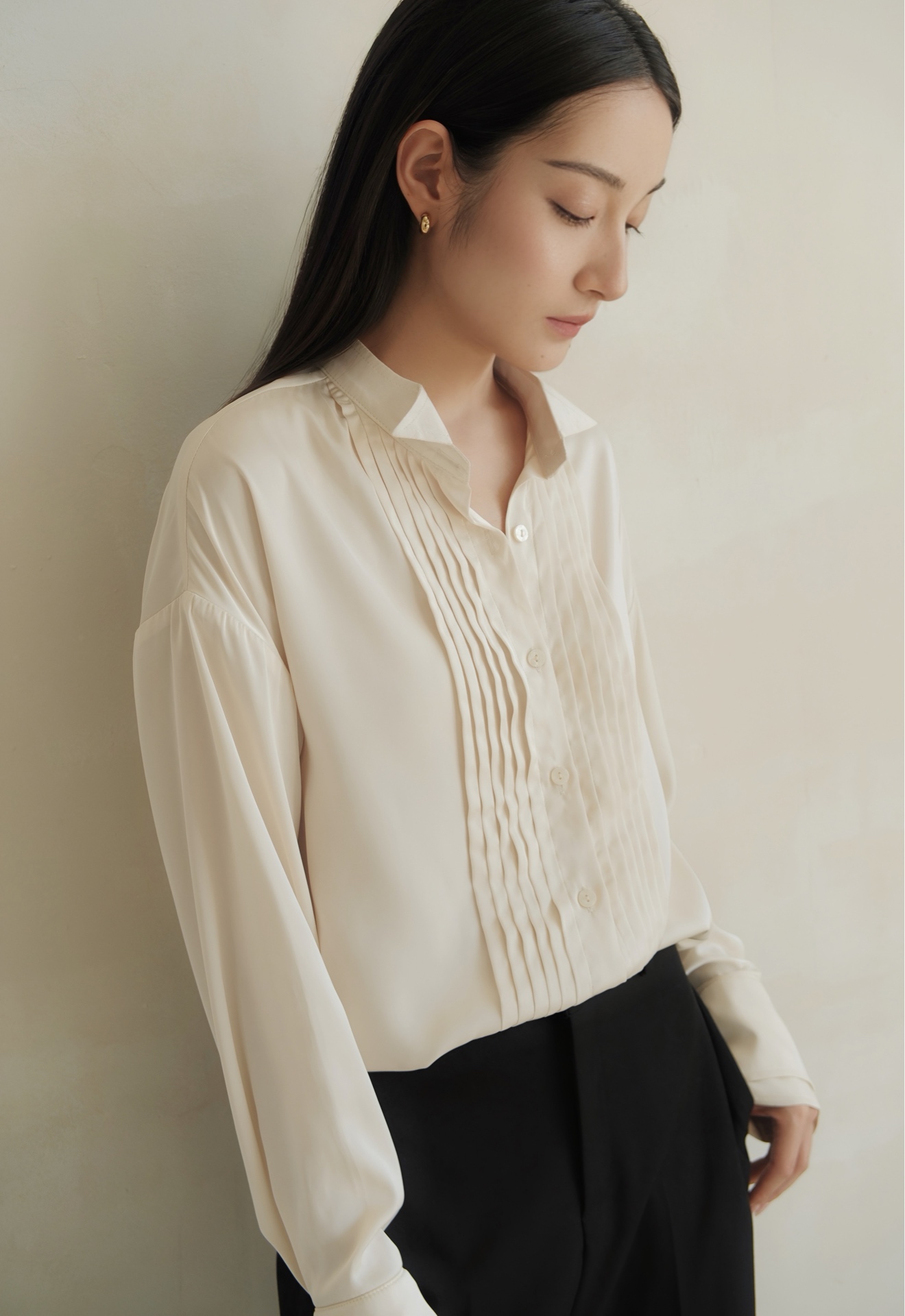 Pintucked Silk Shirt — เสื้อเชิ้ตผ้าไหมจับจีบพินทัค สีงาช้าง — 4