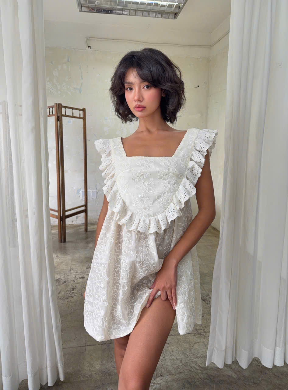 Dolly Dress — เดรสขาวคอเหลี่ยมทรงเบบี้ดอลล์