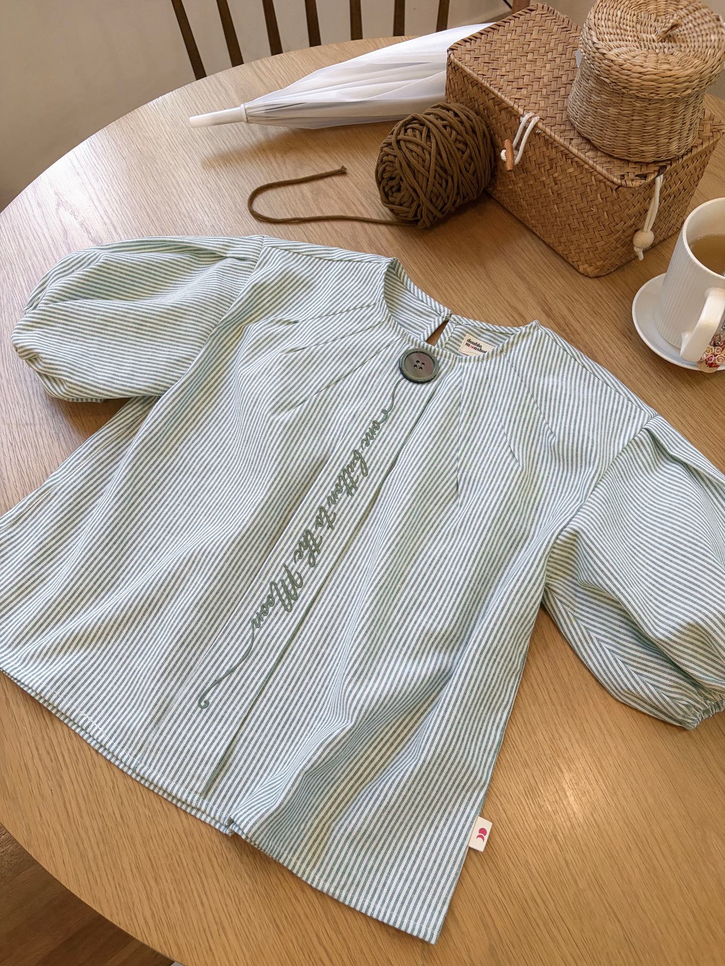 Moon Button — เสื้อคอกลมลายทางออกซ์ฟอร์ด ปักตัวอักษร