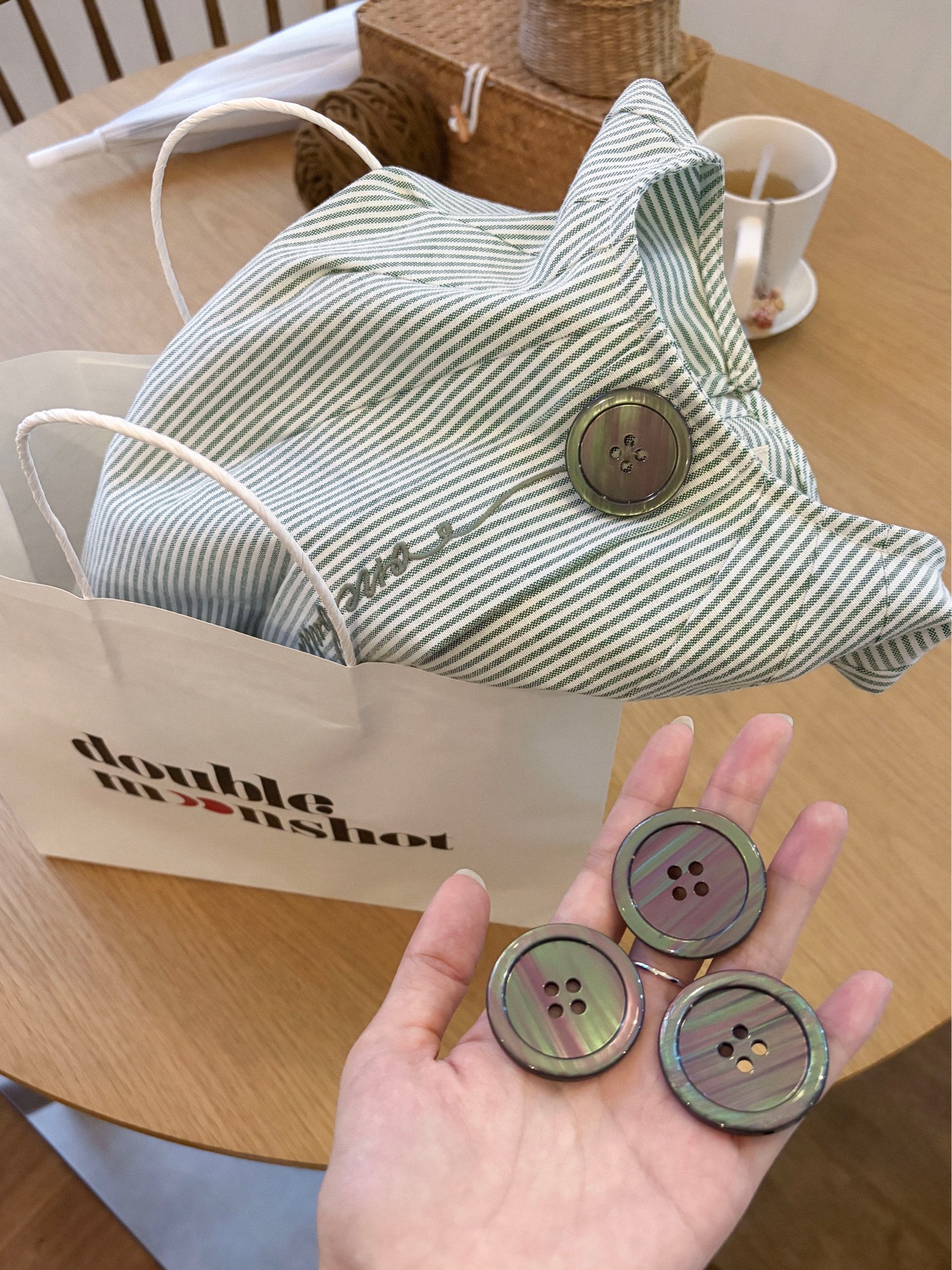 Moon Button — เสื้อคอกลมลายทางออกซ์ฟอร์ด ปักตัวอักษร — 2