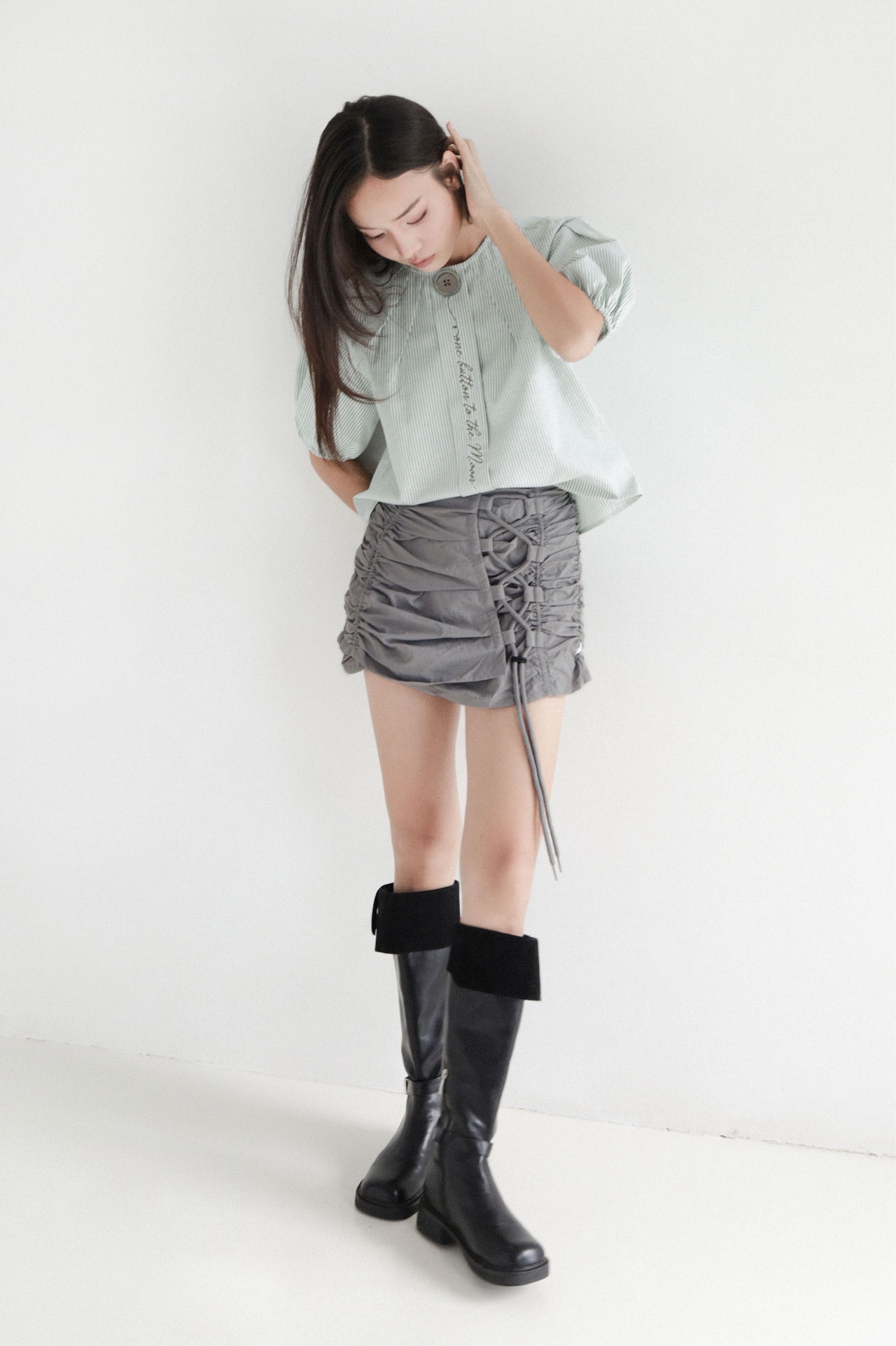 Moon Button — เสื้อคอกลมลายทางออกซ์ฟอร์ด ปักตัวอักษร — 4
