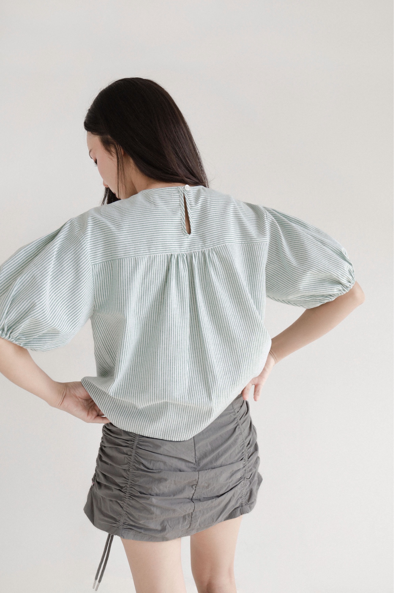 Moon Button — เสื้อคอกลมลายทางออกซ์ฟอร์ด ปักตัวอักษร — 5