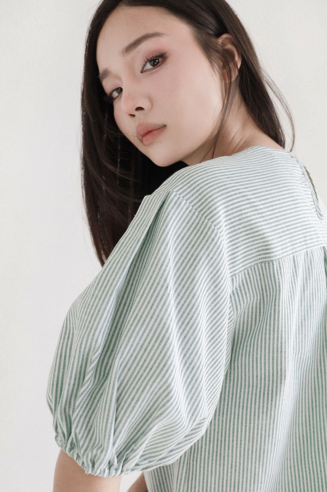 Moon Button — เสื้อคอกลมลายทางออกซ์ฟอร์ด ปักตัวอักษร — 7