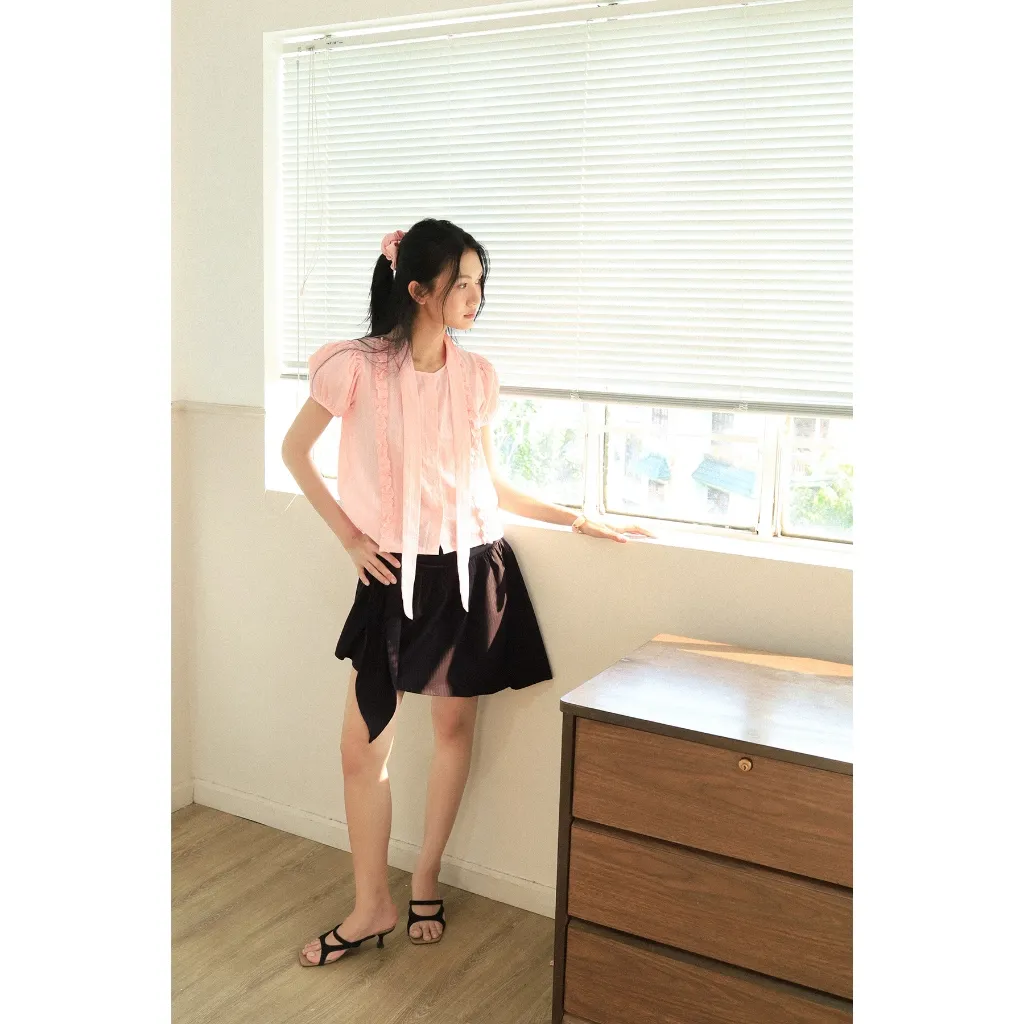 Blush Touch — เสื้อแขนพองคอผูกโบว์ ผ้าเครปปัก — 3