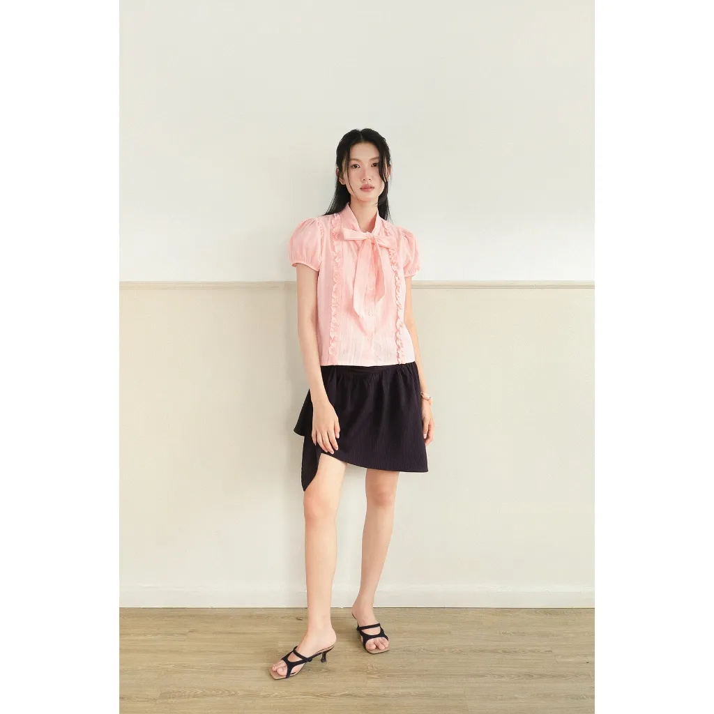 Blush Touch — เสื้อแขนพองคอผูกโบว์ ผ้าเครปปัก — 4