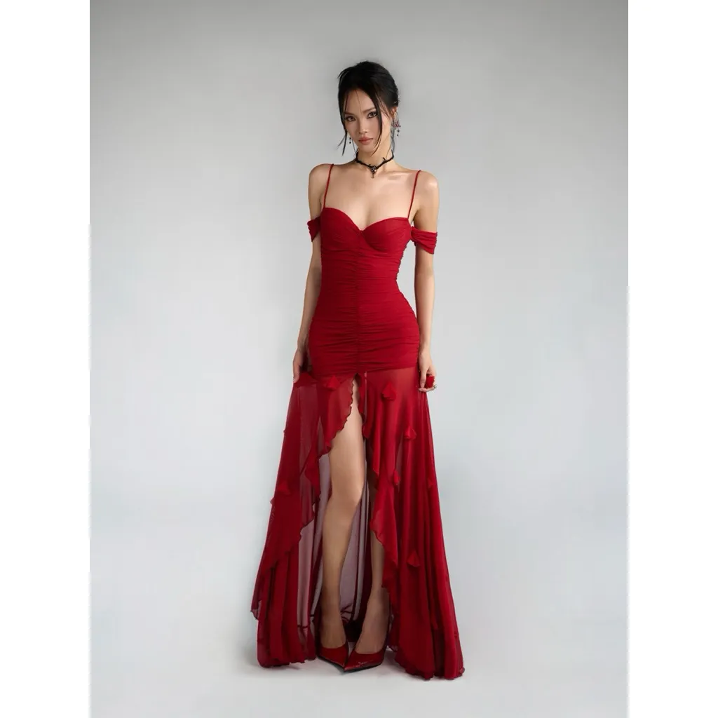 Fiona Dress — เดรสผ้าตาข่ายเกาะอก สีแดง ชายบานแต่งดอกไม้ทำมือ — 2
