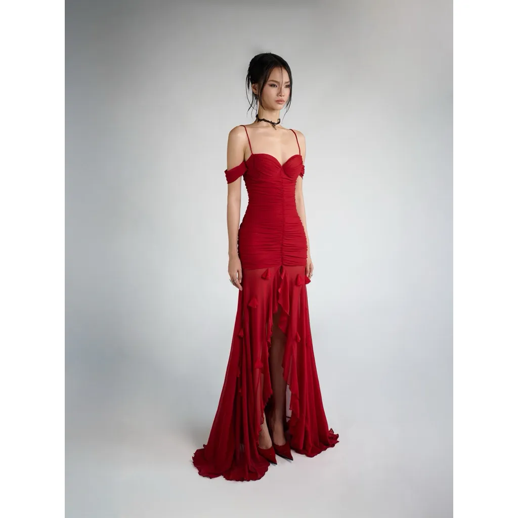 Fiona Dress — เดรสผ้าตาข่ายเกาะอก สีแดง ชายบานแต่งดอกไม้ทำมือ — 3