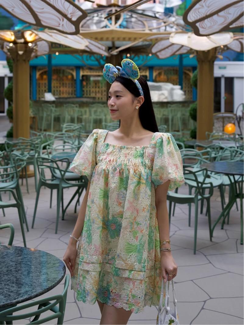 Tropical Signature Mini Dress — เดรสสั้นแขนพองลายฤดูร้อน ทรงตรงเรียบ — 7