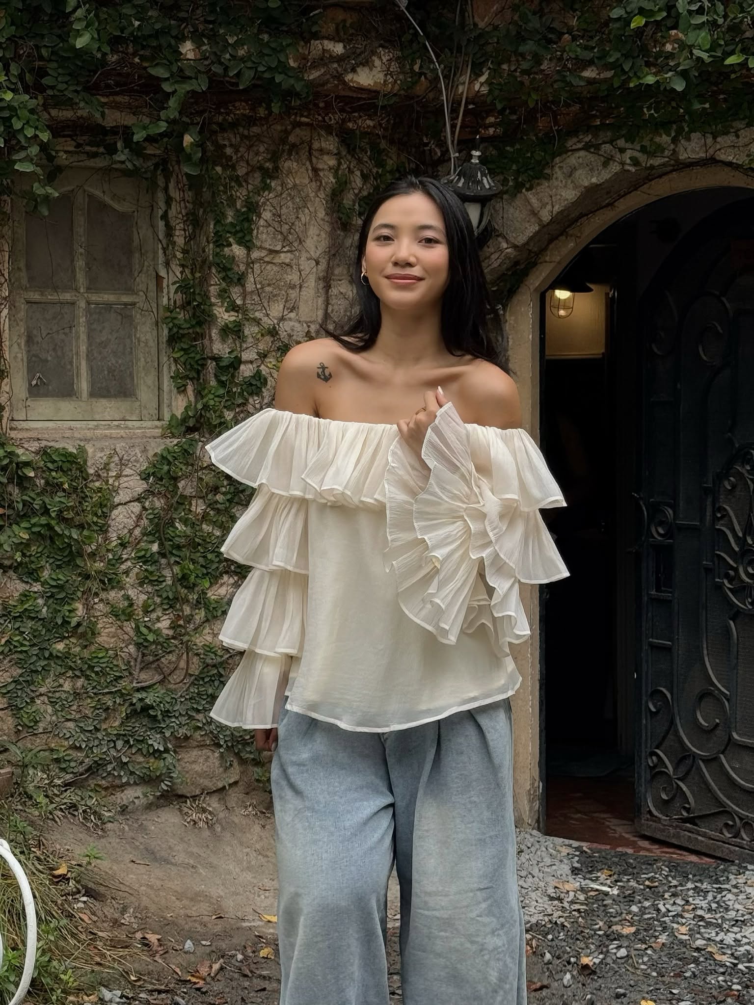 Tiered Ruffle Off Shoulder Top — เสื้อเปิดไหล่แขนระบายหลายชั้น — 4