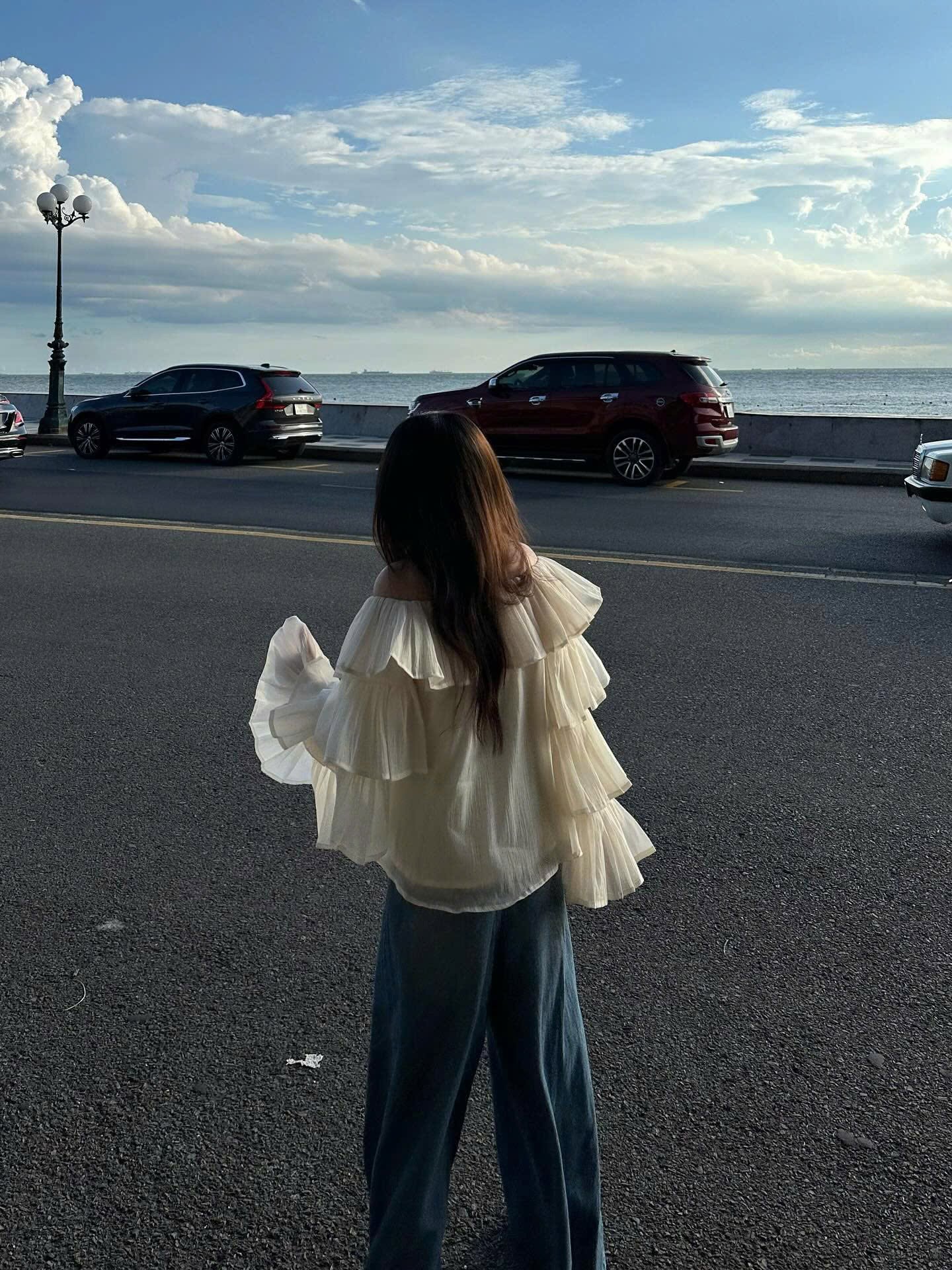 Tiered Ruffle Off Shoulder Top — เสื้อเปิดไหล่แขนระบายหลายชั้น — 7