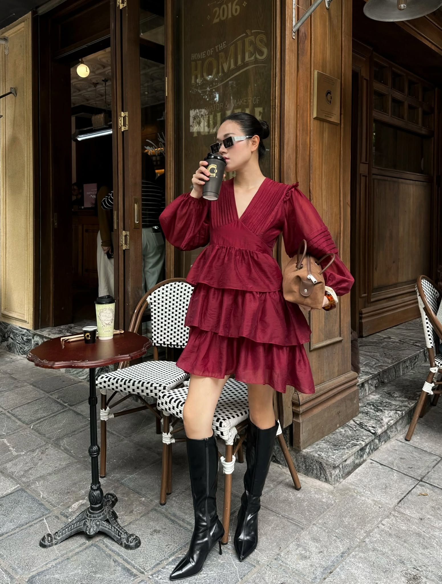 V Neck Pleated Mini Dress — เดรสสั้นคอวีแขนพอง กระโปรงระบายชั้น — 2