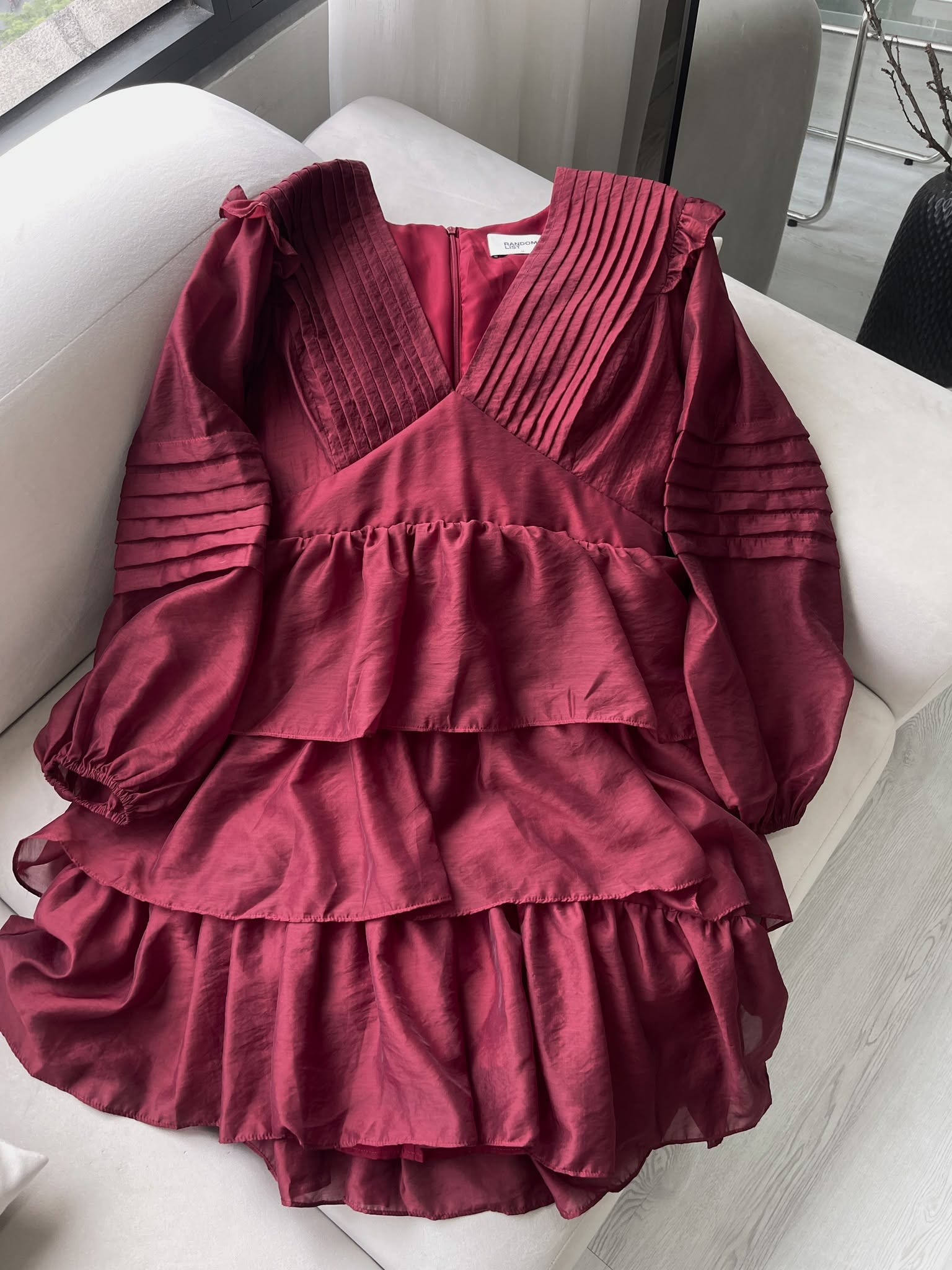 V Neck Pleated Mini Dress — เดรสสั้นคอวีแขนพอง กระโปรงระบายชั้น — 3