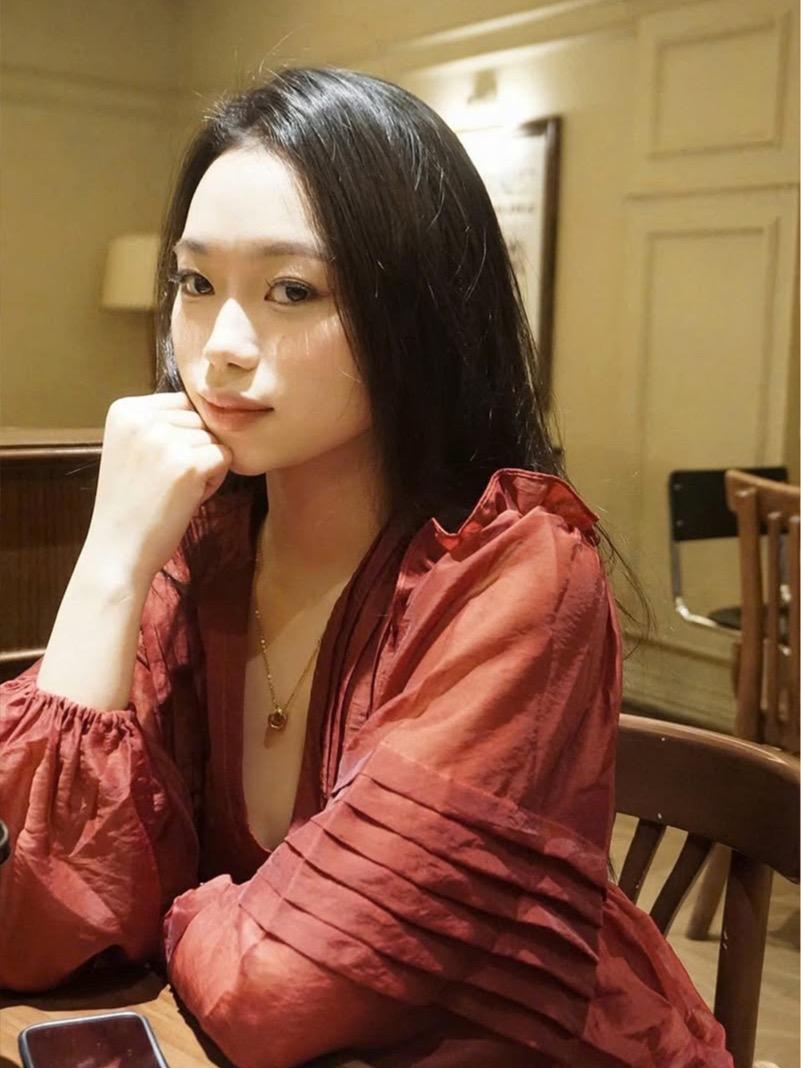 V Neck Pleated Mini Dress — เดรสสั้นคอวีแขนพอง กระโปรงระบายชั้น — 4