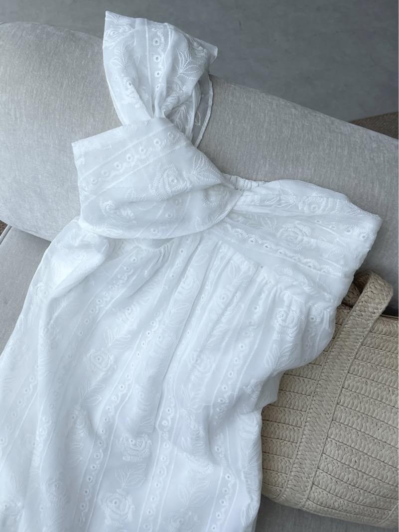Floral Embroidered One Shoulder Dress — เดรสมิดิเปิดไหล่เดียว ปักดอกไม้ — 3