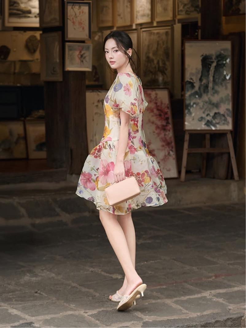 Botanical Organza Mini Dress — เดรสสั้นผ้าออร์แกนซ่าลายดอกไม้ แถมซับในผ้าซาติน — 5