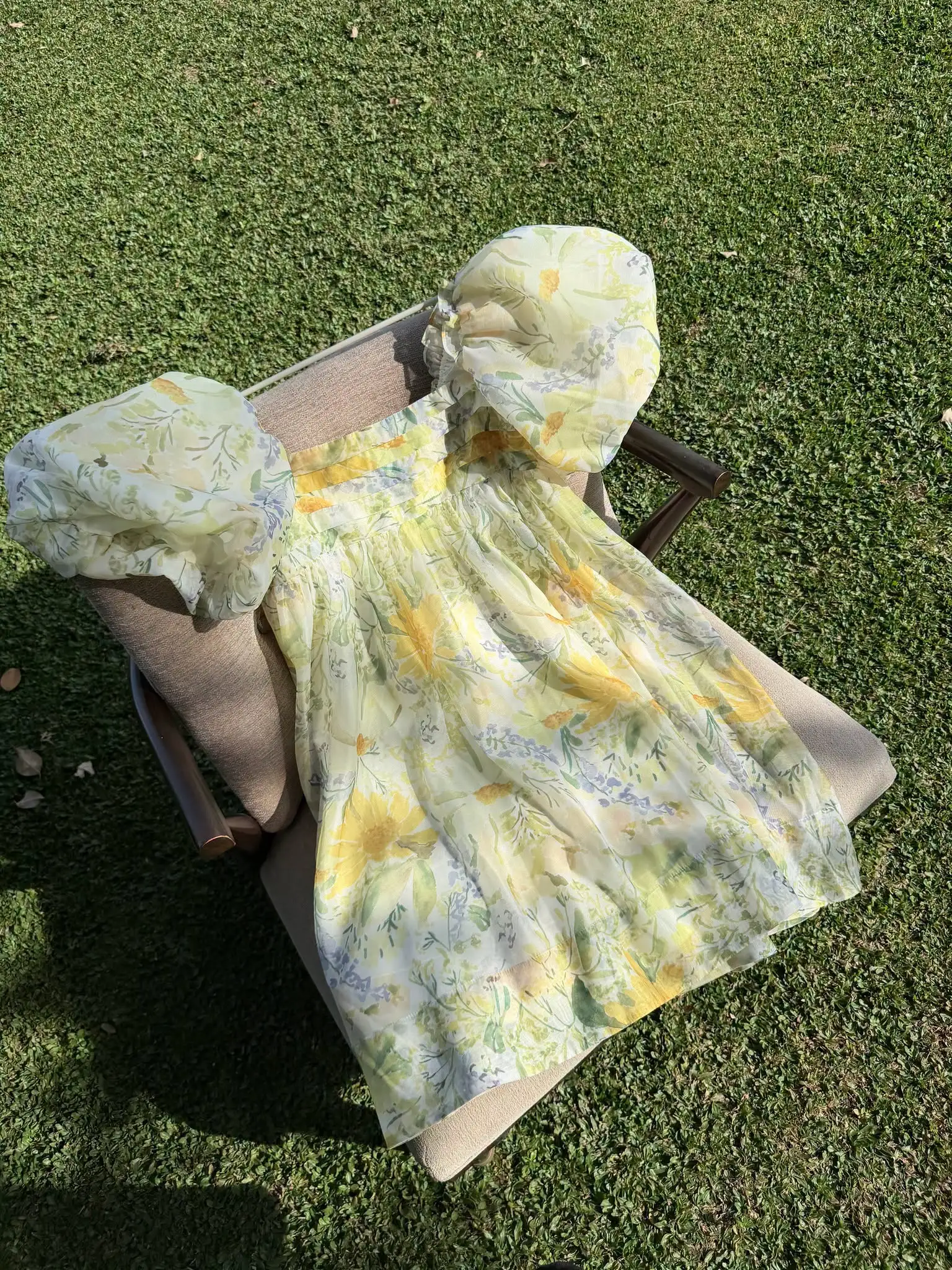 Puff Sleeve Babydoll Mini Dress — เดรสเบบี้ดอลล์แขนพองจับจีบ ลายดอกไม้ — 2