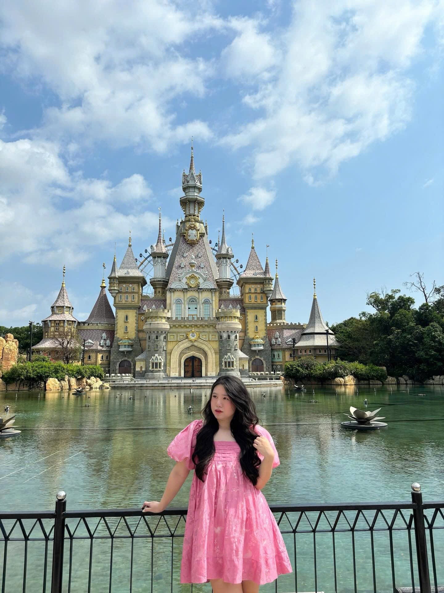 Puff Sleeve Babydoll Mini Dress — เดรสเบบี้ดอลล์แขนพองจับจีบ ลายดอกไม้ — 7