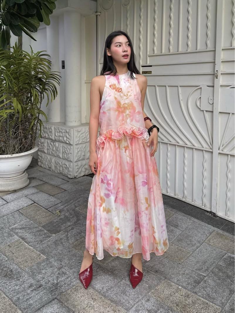 Ruffled Vibrant Floral Ombre Dress — เดรสแม็กซี่ลายดอกไม้สีไล่ ผ้าเกาะอก ขอบระบาย — 2