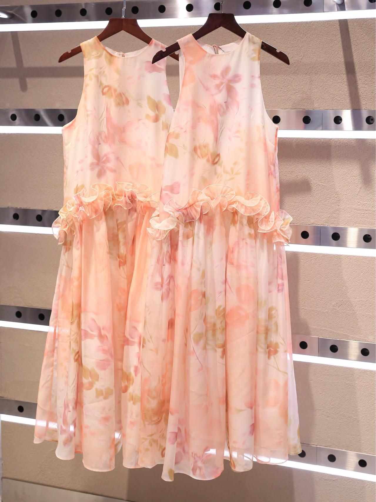 Ruffled Vibrant Floral Ombre Dress — เดรสแม็กซี่ลายดอกไม้สีไล่ ผ้าเกาะอก ขอบระบาย — 3