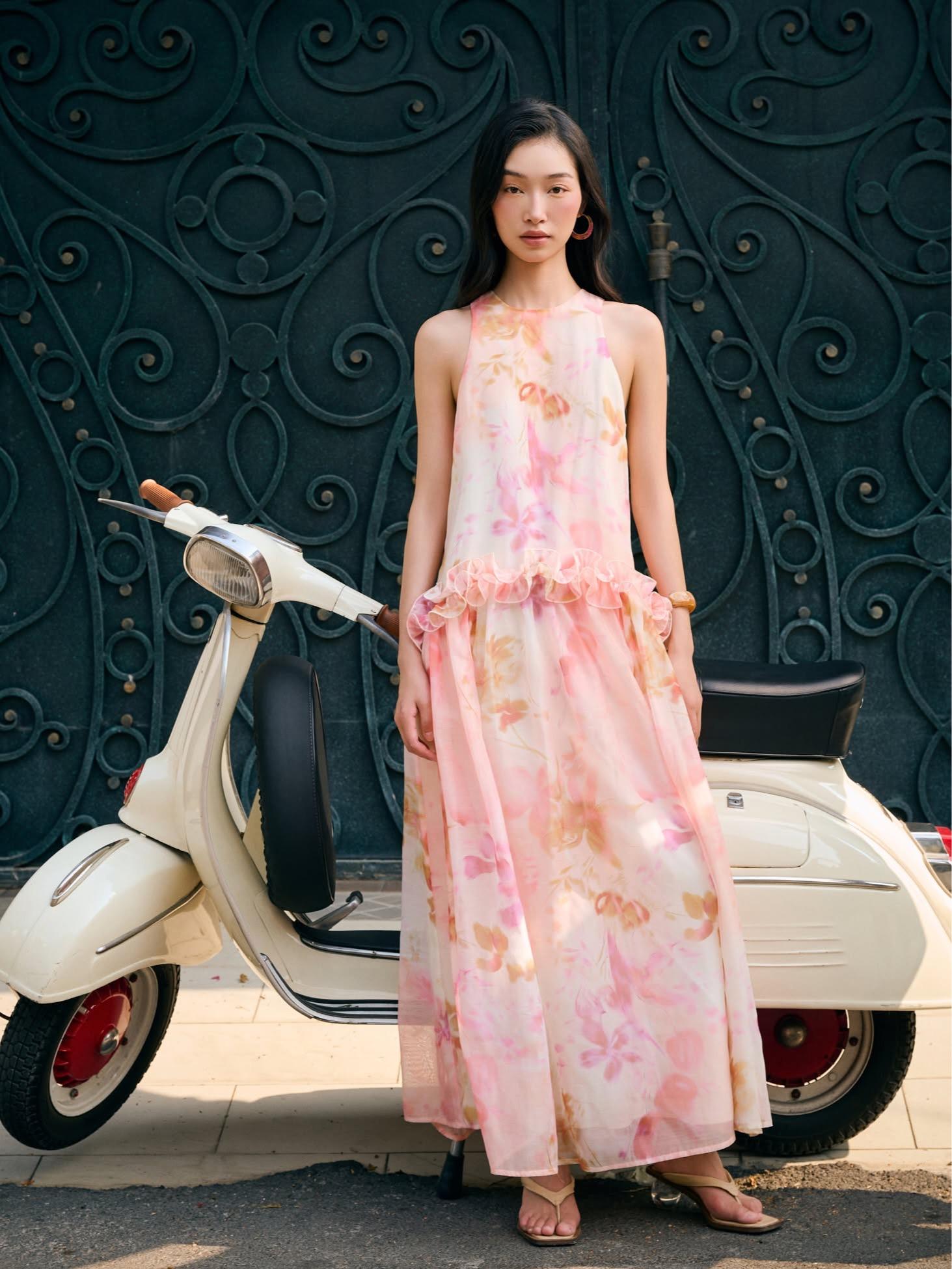 Ruffled Vibrant Floral Ombre Dress — เดรสแม็กซี่ลายดอกไม้สีไล่ ผ้าเกาะอก ขอบระบาย — 5