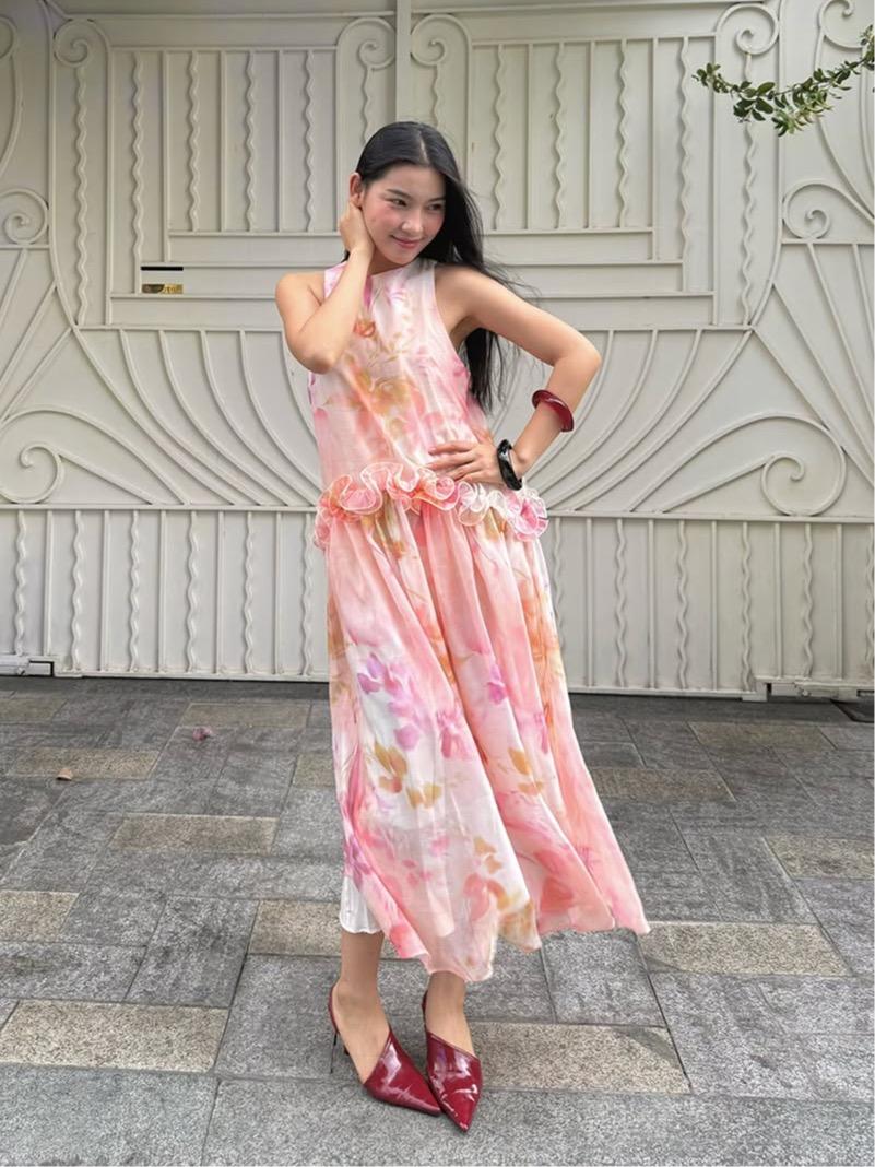 Ruffled Vibrant Floral Ombre Dress — เดรสแม็กซี่ลายดอกไม้สีไล่ ผ้าเกาะอก ขอบระบาย — 8