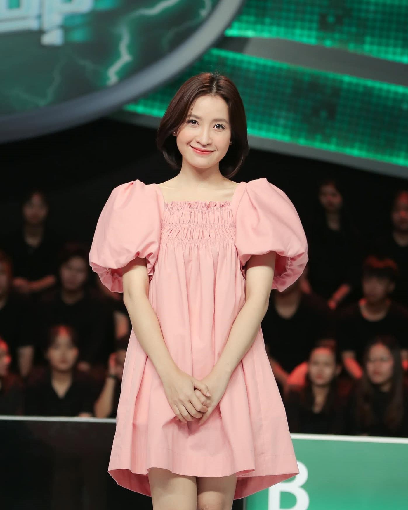 Signature Mini Dress — เดรสเบบี้ดอลล์แขนพอง ทรงตรงจับจีบอก — 2