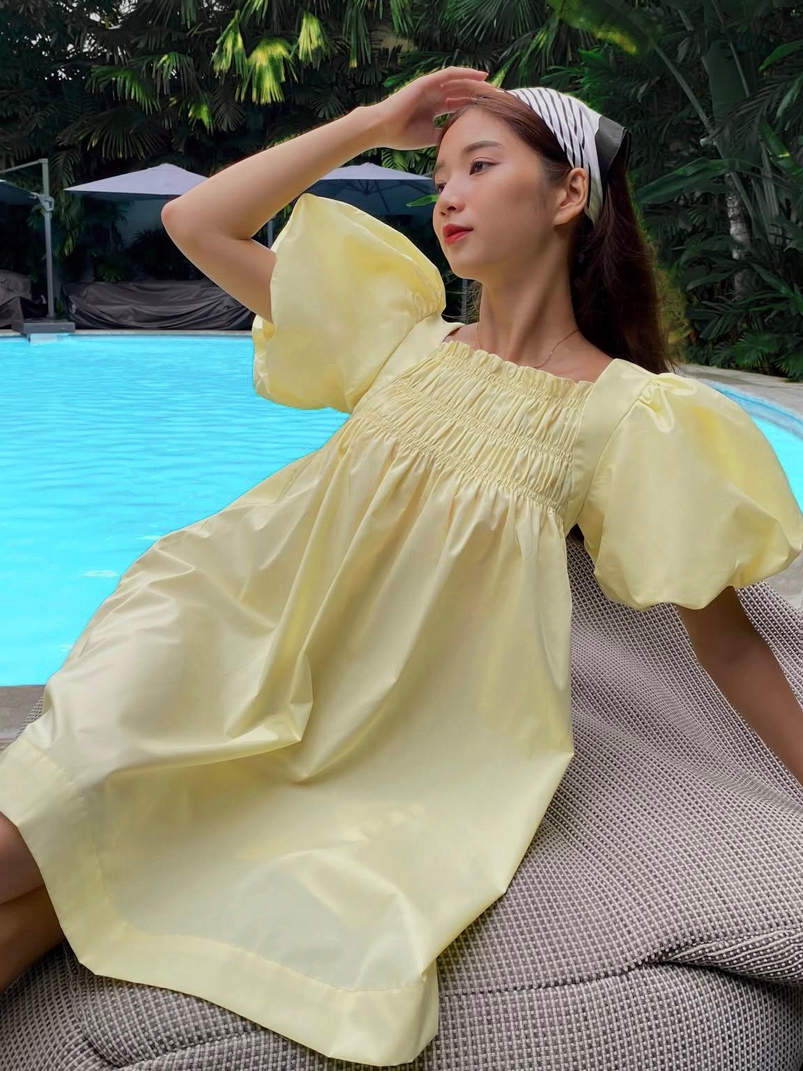 Signature Mini Dress — เดรสเบบี้ดอลล์แขนพอง ทรงตรงจับจีบอก — 7